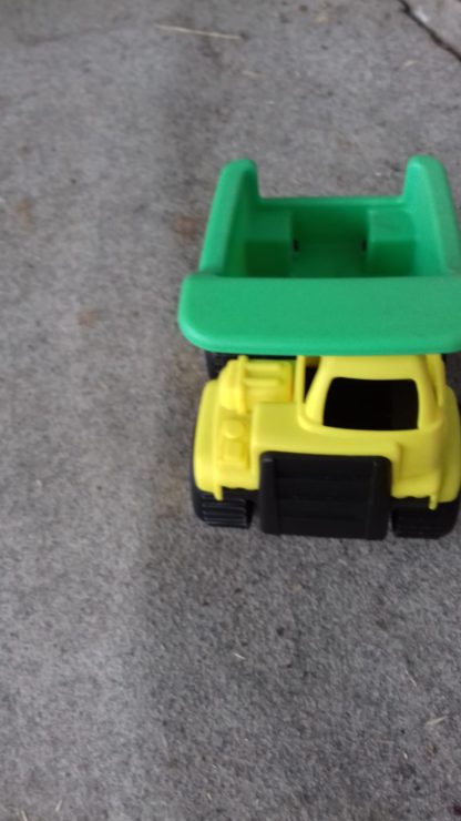 🚜 Mini Dump Truck Toy – Yellow & Green Construction Vehicle for Kids’ Playtime Adventures